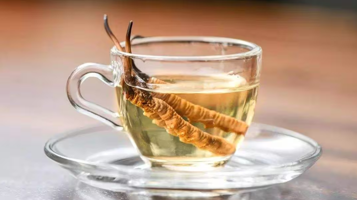 一杯蟲草水，健康新滋味：冬蟲夏草泡水喝的奇妙功效
